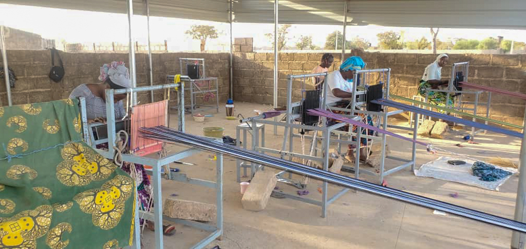 Un taller de costura per a dones que fugen d'atacs terroristes al nord de Burkina Faso