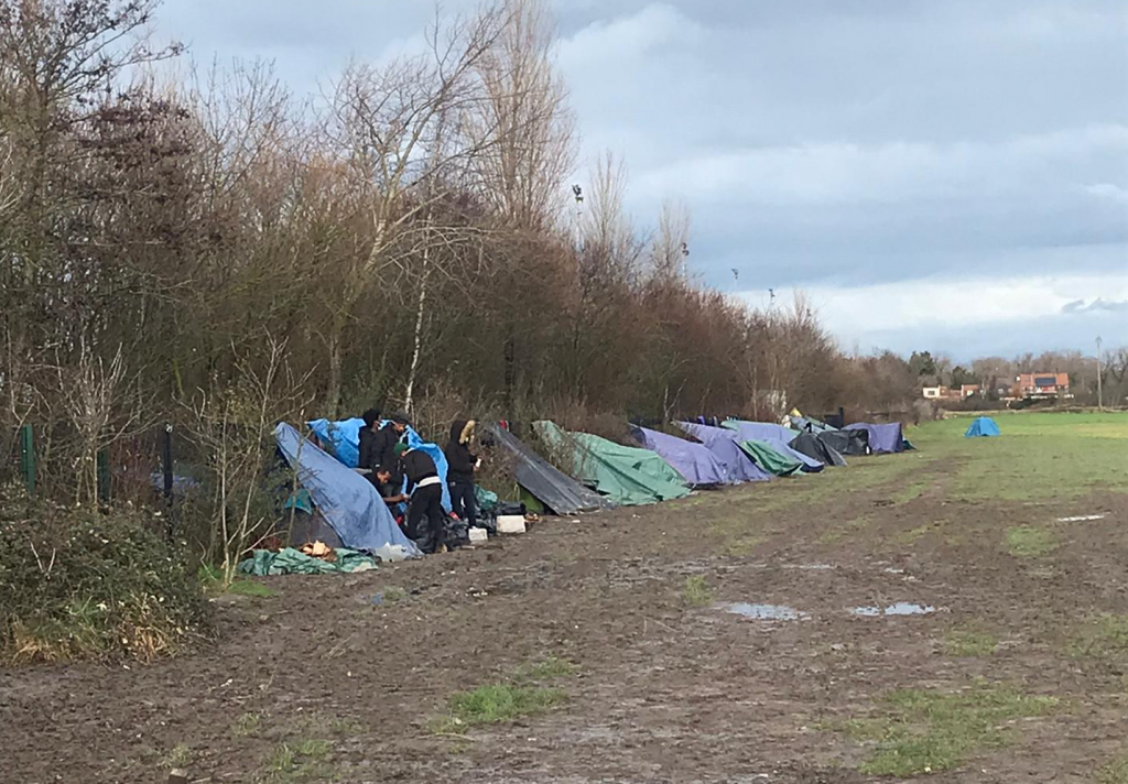 A Calais, dove finisce l'Europa, il Natale per tutti raggiunge i migranti