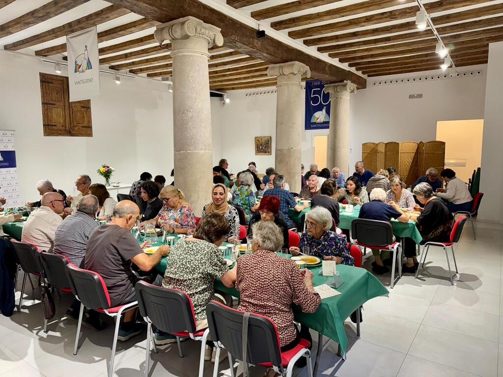 La casa familia Simeón y Ana para ancianos de Barcelona celebra su quinto aniversario