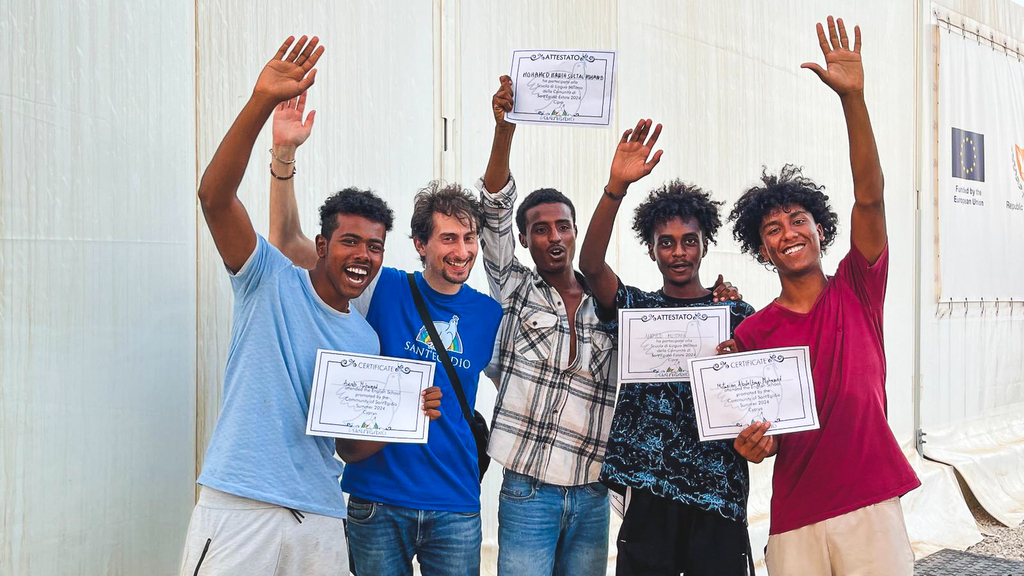 Dans les camps de réfugiés de Chypre, la soif de culture des migrants est particulièrement vive: plus de 200 certificats de cours de langue ont été remis!