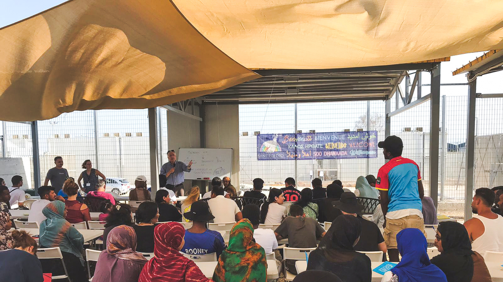 A Cipro, nel campo profughi di Pournara, la scuola di inglese è luogo di incontro tra mondi diversi. Qui si impara la lingua della pace