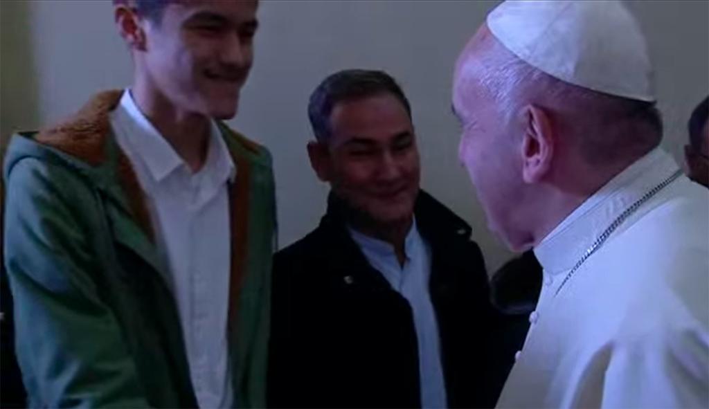 Papst Franziskus und die Flüchtlinge von Lesbos beim Migrantenkreuz: 