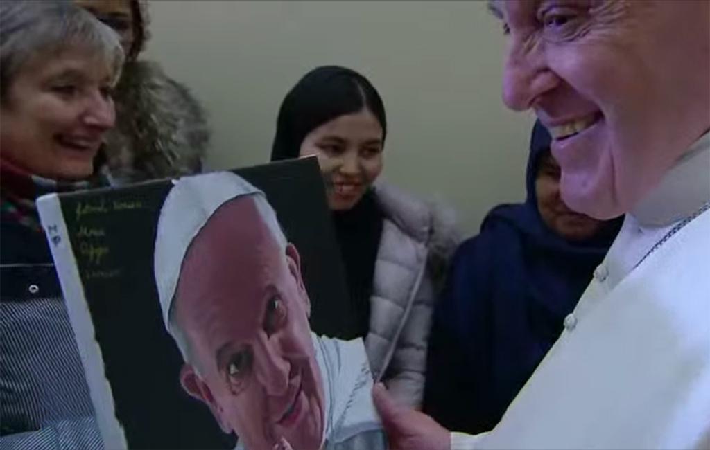 Papst Franziskus und die Flüchtlinge von Lesbos beim Migrantenkreuz: 