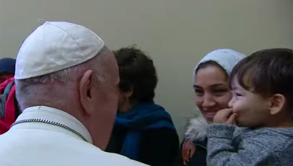 El papa Francisco y los refugiados de Lesbos ante la cruz de los migrantes: 