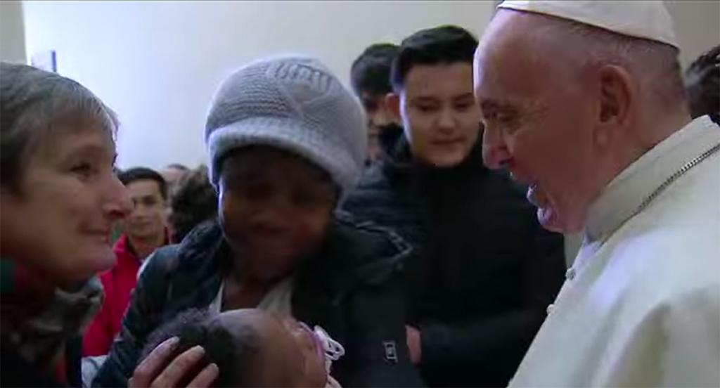Papa Francisco e os refugiados de Lesbos junto da cruz dos migrantes: 