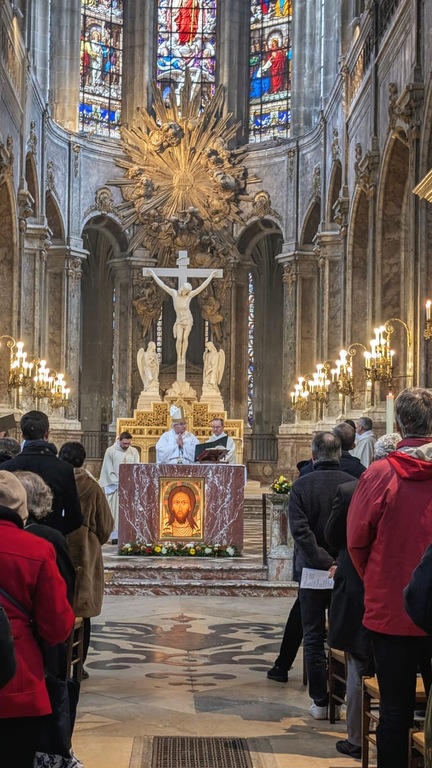 Une relique de saint François d’Assise accueillie lors de la dédicace du nouvel autel de Saint-Merry