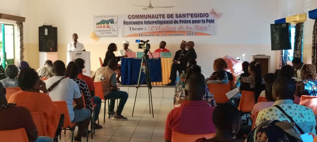 Rencontre pour la Paix à Douala, Cameroun, avec la participation de représentants religieux et d'associations engagées pour la réconciliation