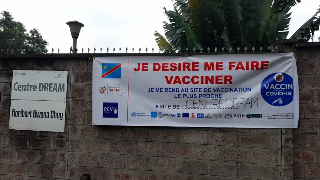 Novo centro de vacinação no centro DREAM em Kinshasa, República Democrática do Congo