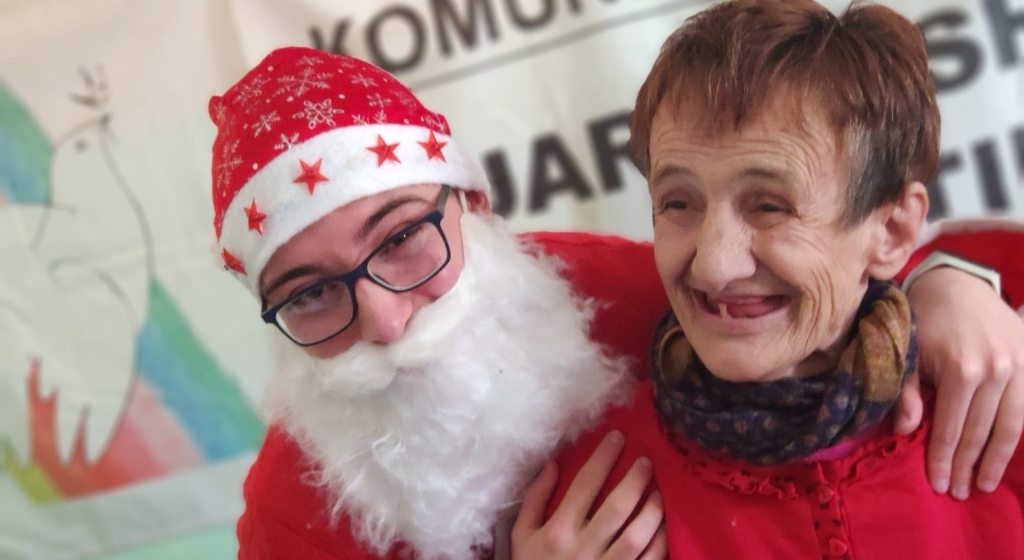 A l'hospital psiquiàtric d'Elbasan (Albània), després d'un llarg període d'aïllament a causa de la pandèmia, es va tornar a celebrar el Nadal