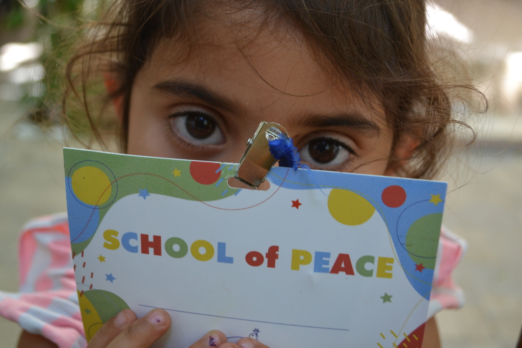 Eutychie : la recherche du bonheur dans le camp de réfugiés d'Eleonas. Un reportage des Jeunes pour la Paix, depuis Athènes