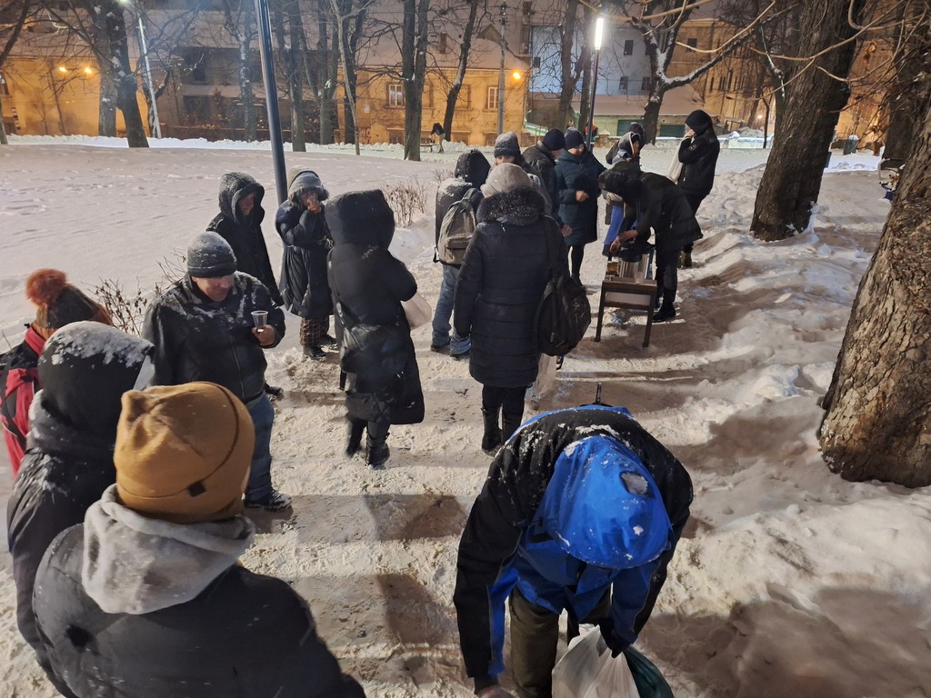 We Lwowie co wieczór przedstawiciele Sant'Egidio wychodzą na ulice, aby nieść jedzenie i pomoc tym, którzy są bezdomni i szukają schronienia