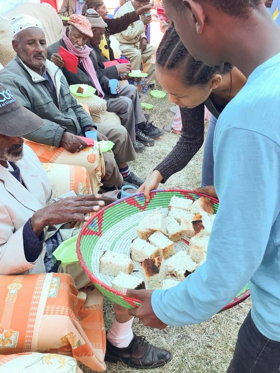 In Ethiopië delen de Jongeren voor Vrede het feestbrood met de ouderen