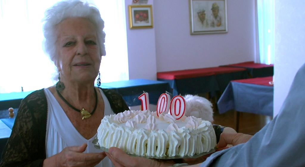 Clara compie 100 anni e su internet trova la risposta che cercava da sempre. 