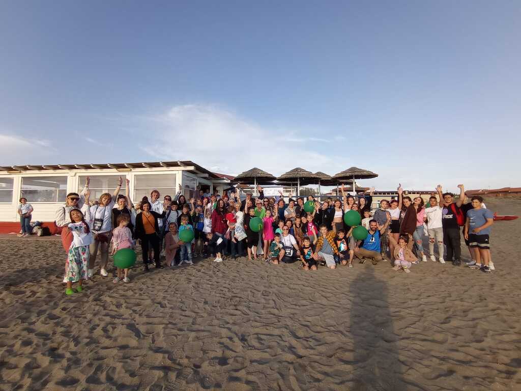Festa in riva al mare con i bambini profughi dall'Ucraina, a Fiumicino (Roma) 