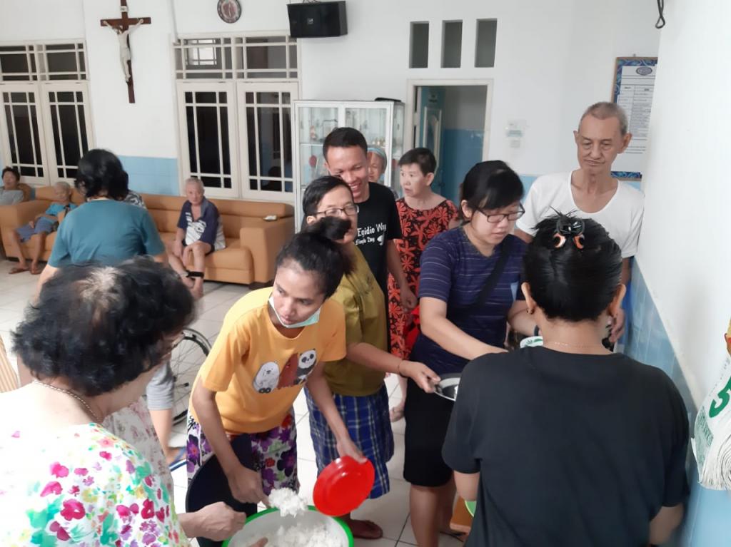 Hilfe von Sant'Egidio in Jakarta für die von der Flut eingeschlossenen alten Menschen