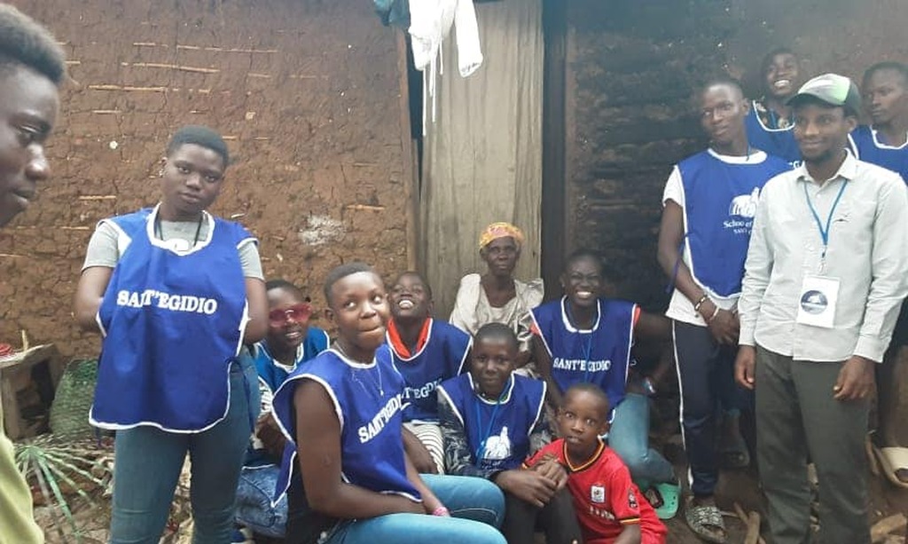 Die Freundschaft zwischen Jugendlichen und alten Menschen in Kampala - die Solidarität wird zur konkreten Hilfe