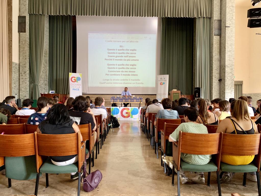 Jugend für den Frieden in Assisi: „Auf den Spuren von Franziskus für eine Welt in Frieden“ – es beginnt der #santegidiosummer
