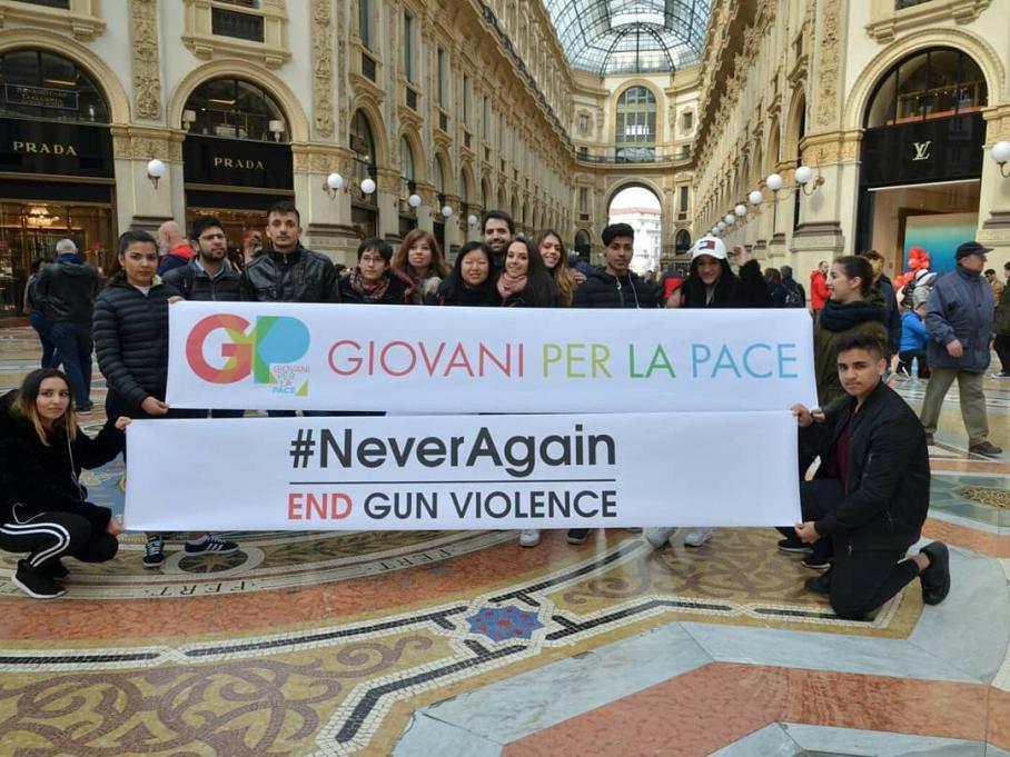 ''Dobbiamo costruire la pace preventiva, non la guerra preventiva''. Il flash mob dei Giovani per la pace di Milano