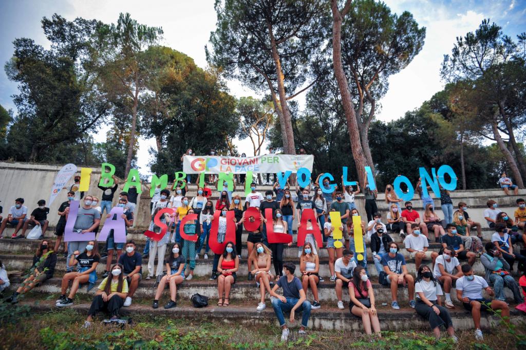 Más escuela para todos, siempre: el Flashmob de los Jóvenes por la Paz
