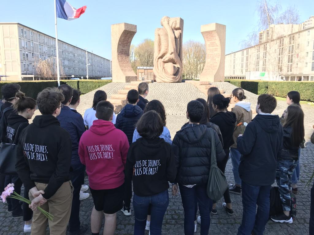 Die Erinnerung an die Schrecken des Rassismus in der Geschichte bewahren. Die Jugend für den Frieden von Paris auf einer Pilgerreise nach Drancy