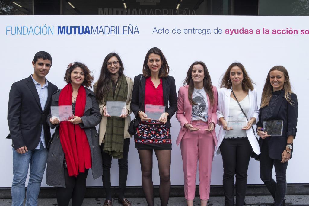 Die Jugend für den Frieden aus Madrid und Barcelona bekommen den Preis „Universitätsehrenamt“ für den Einsatz mit Obdachlosen