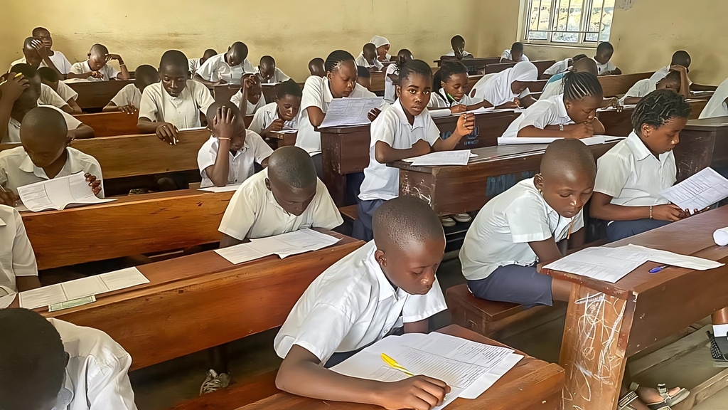 En el Congo oriental, devastado por la guerra, los niños refugiados hacen los exámenes finales de primaria en la escuela Floribert Bwana Chui