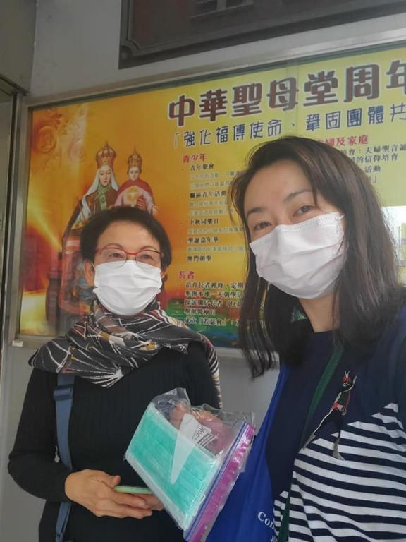 W Hongkongu Sant’Egidio pomaga zapobiegać zarażeniom, ofiarowując maski i środki dezynfekujące bezdomnym, migrantom i osobom starszym