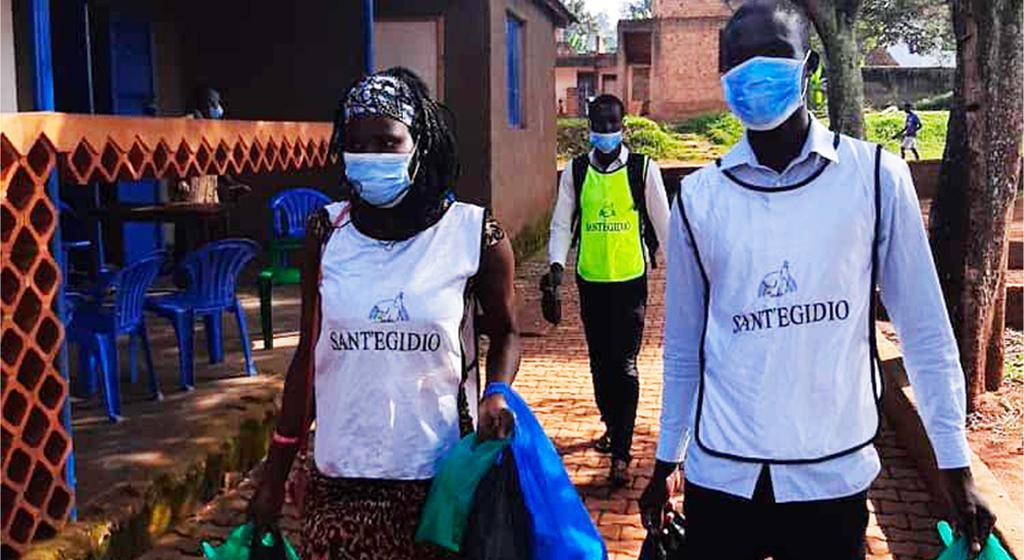 A Muyenga, Sant'Egidio distribue des aides aux personnes âgées appauvries par la pandémie