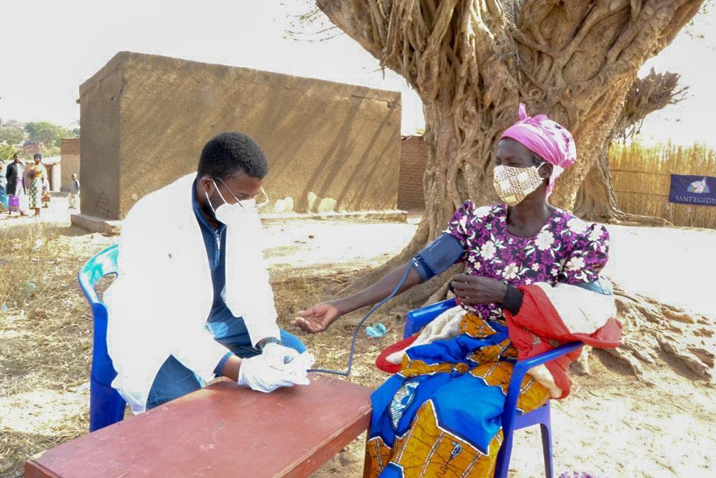 Prevenir, curar, alimentar, acompañar: así cuida Sant’Egidio a los ancianos de Malaui en el tiempo del coronavirus