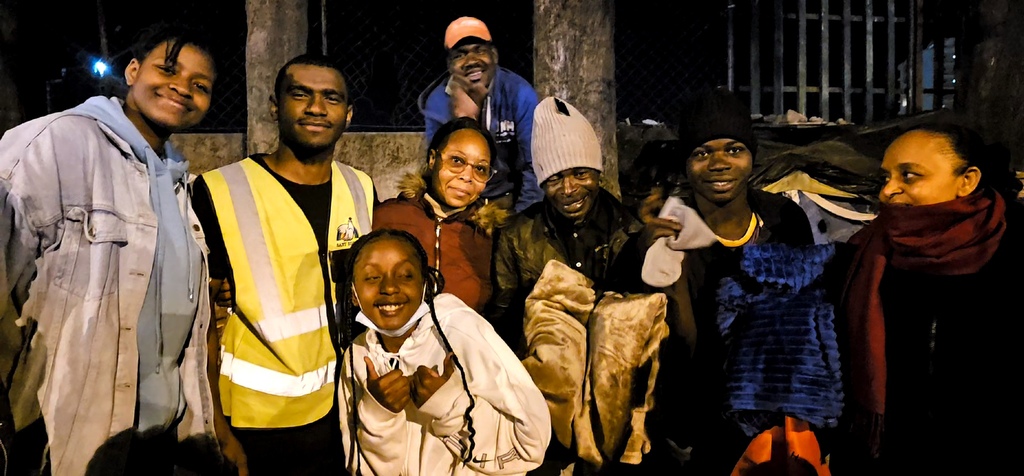 Não só verão: em Moçambique, onde é inverno, são distribuídos kits para enfrentar o frio aos sem-abrigo em Maputo