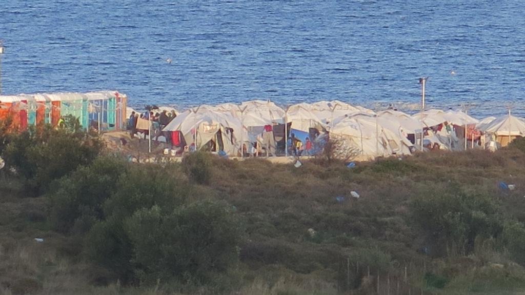 Auf Lesbos gibt es in den Zelten mitten im eiskalten Sturm die Hoffnung der humanitären Korridore