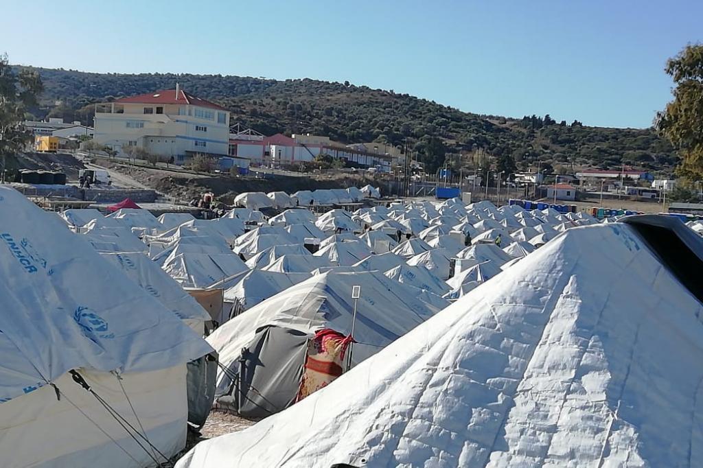 À Lesbos, sous les tentes des réfugiés, battues par le vent glacial, l'espoir des couloirs humanitaires