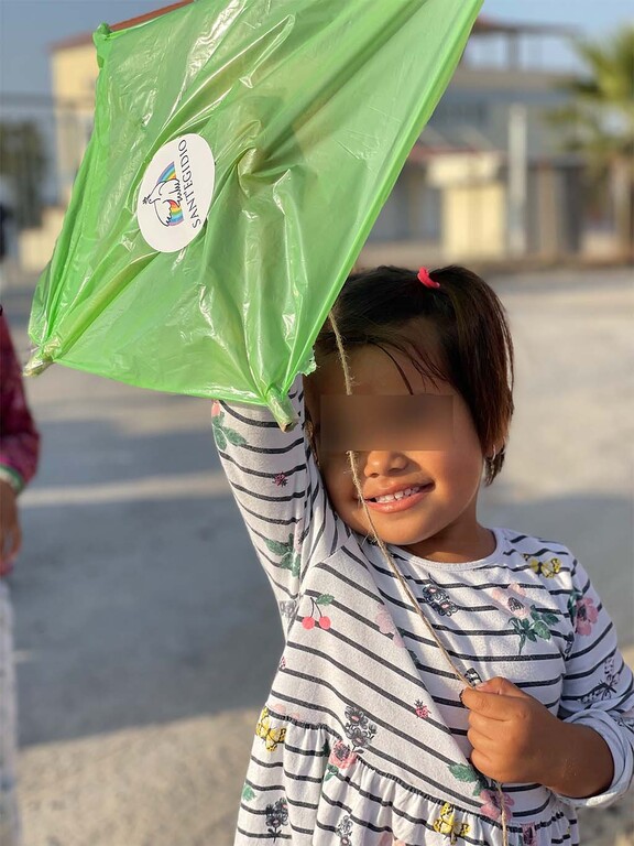 Drachensteigen mit den afghanischen Flüchtlingskindern auf Lesbos: ein Hoffnungszeichen zum Abschluss des Sommereinsatzes von Sant'Egidio