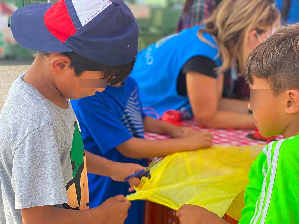 Os papagaios das crianças afegãs refugiadas em Lesbos: um sinal de esperança que conclui a missão de Verão de Sant'Egidio