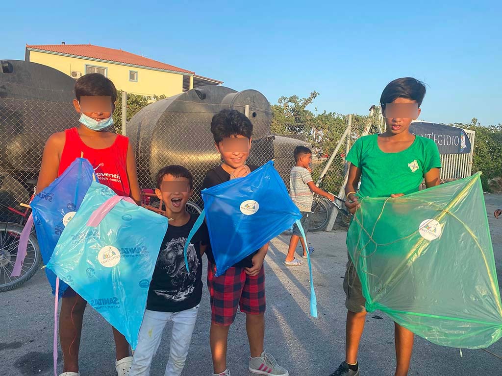 Drachensteigen mit den afghanischen Flüchtlingskindern auf Lesbos: ein Hoffnungszeichen zum Abschluss des Sommereinsatzes von Sant'Egidio