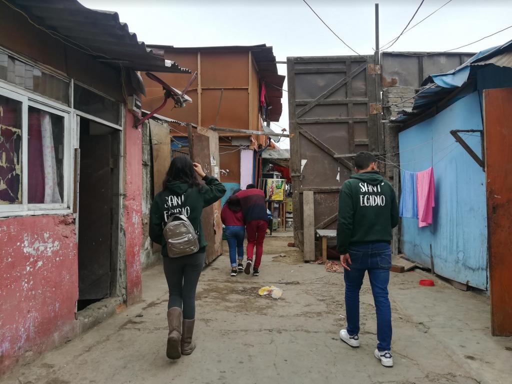 Ein Brand zerstört zahlreiche Häuser im Zentrum von Lima: erste Hilfsmaßnahmen im Armenviertel Chaparral