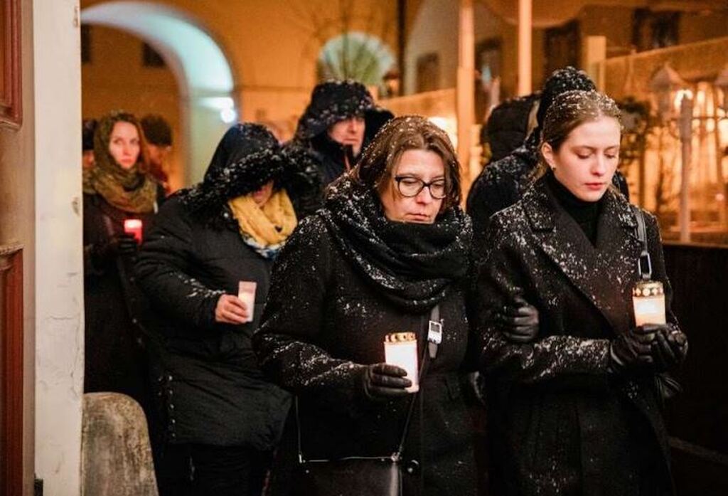 “Consolare il dolore con la speranza”: All'Università di Praga, una preghiera e una marcia silenziosa dopo la strage di studenti