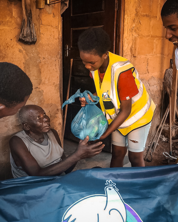 热带风暴袭击了莫桑比克的马普托。和平青年将援助物资送到被洪水冲毁的家园