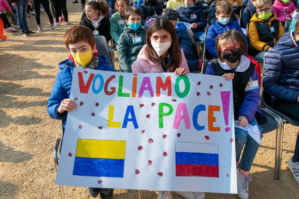 A Novare, 1500 enfants, ainsi que les Jeunes pour la Paix, manifestent pour la fin du conflit en Ukraine