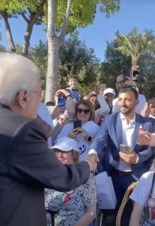 In occasione della festa della Repubblica, una delegazione di Sant’Egidio saluta il Presidente Mattarella ai giardini del Quirinale