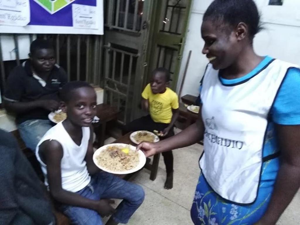 Zusammenarbeit im Slum Katwe von Kampala in Uganda, um die Lebensverhältnisse zu verbessern
