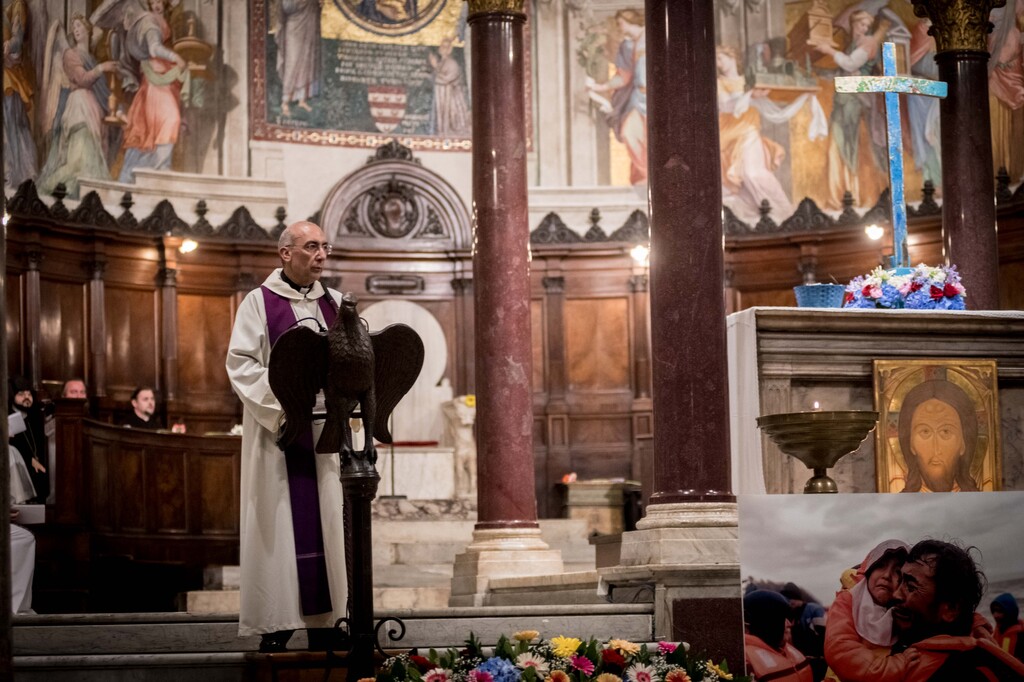 Le icone del nostro tempo sono i volti dei migranti, i loro occhi incerti e gli sguardi sofferenti. Omelia del card. Baldassare Reina alla veglia “Morire di Speranza”
