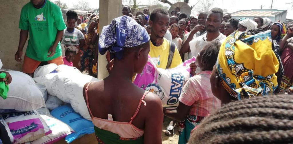 Hilfsgüter für die Opfer des Zyklons Idai erreichen die Dörfer in der Umgebung von Beira