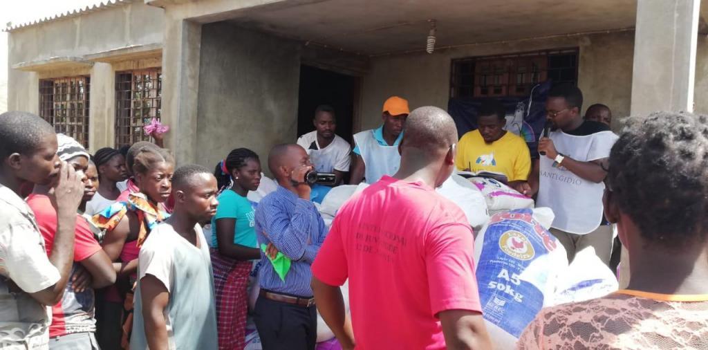 Hilfsgüter für die Opfer des Zyklons Idai erreichen die Dörfer in der Umgebung von Beira