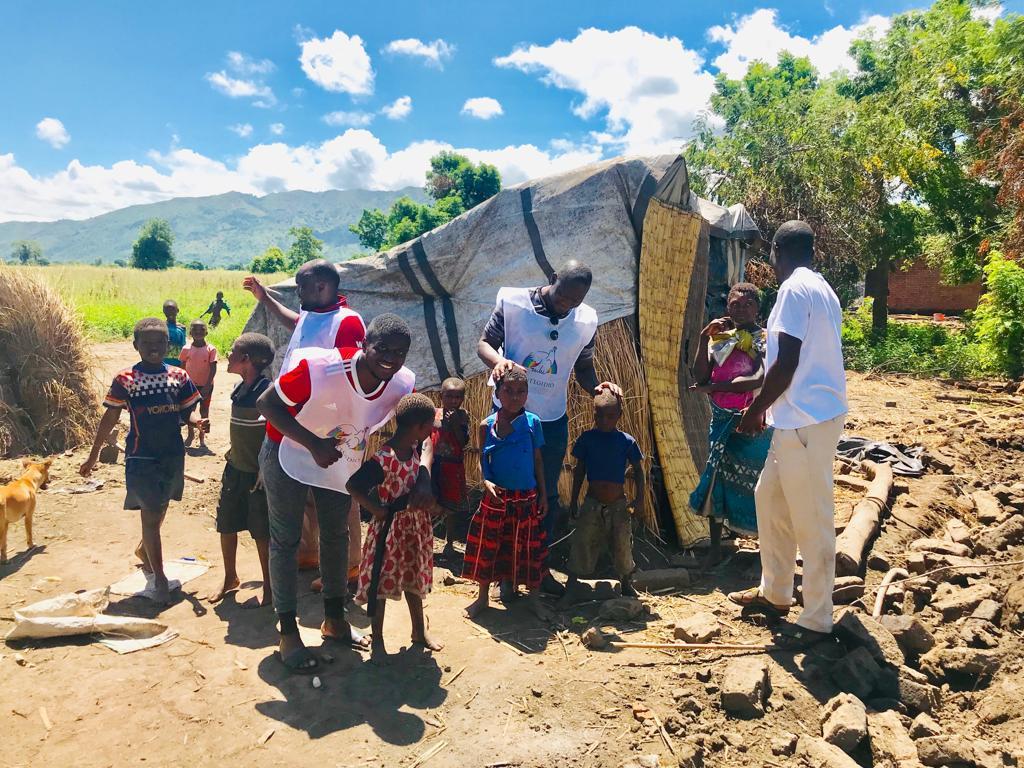 Alimentos, agua y mantas para los desplazados del ciclón Idai en el distrito de Mulanje (Malaui)