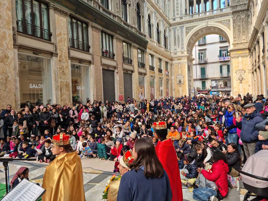Nella festa dell'Epifania, le Scuole della Pace di Napoli si incontrano nel centro della città per il presepe vivente