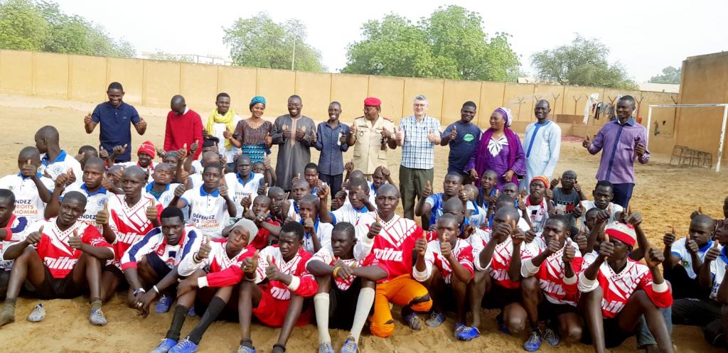 En la cárcel de Niamey (Níger) la solidaridad es también agua potable y un partido de fútbol