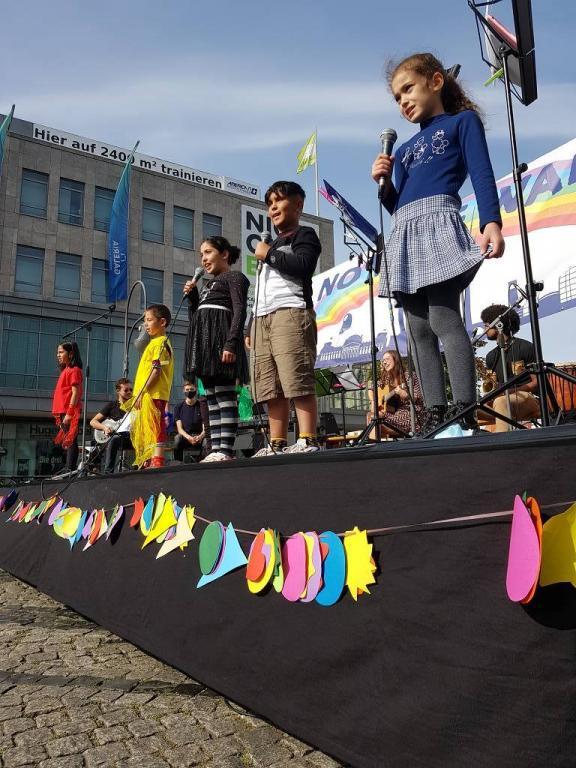 ‘‘No more walls’. In Berlin, children and young people have organised a demonstration to overcome the logic of walls dividing the world