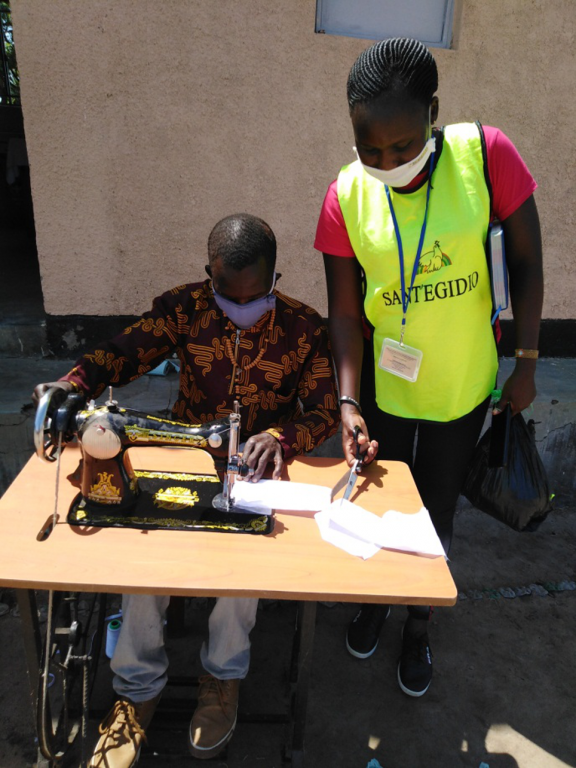 En vue de la réouverture, à l’École de la paix du camp de réfugiés de Nyumanzi en Ouganda, on apprend à prévenir le coronavirus