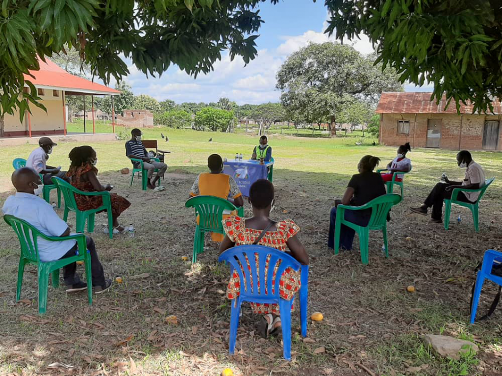 En vista de la reobertura, a l'Escola de la Pau del camp de refugiats de Nyumanzi (Uganda) aprenen a prevenir el coronavirus